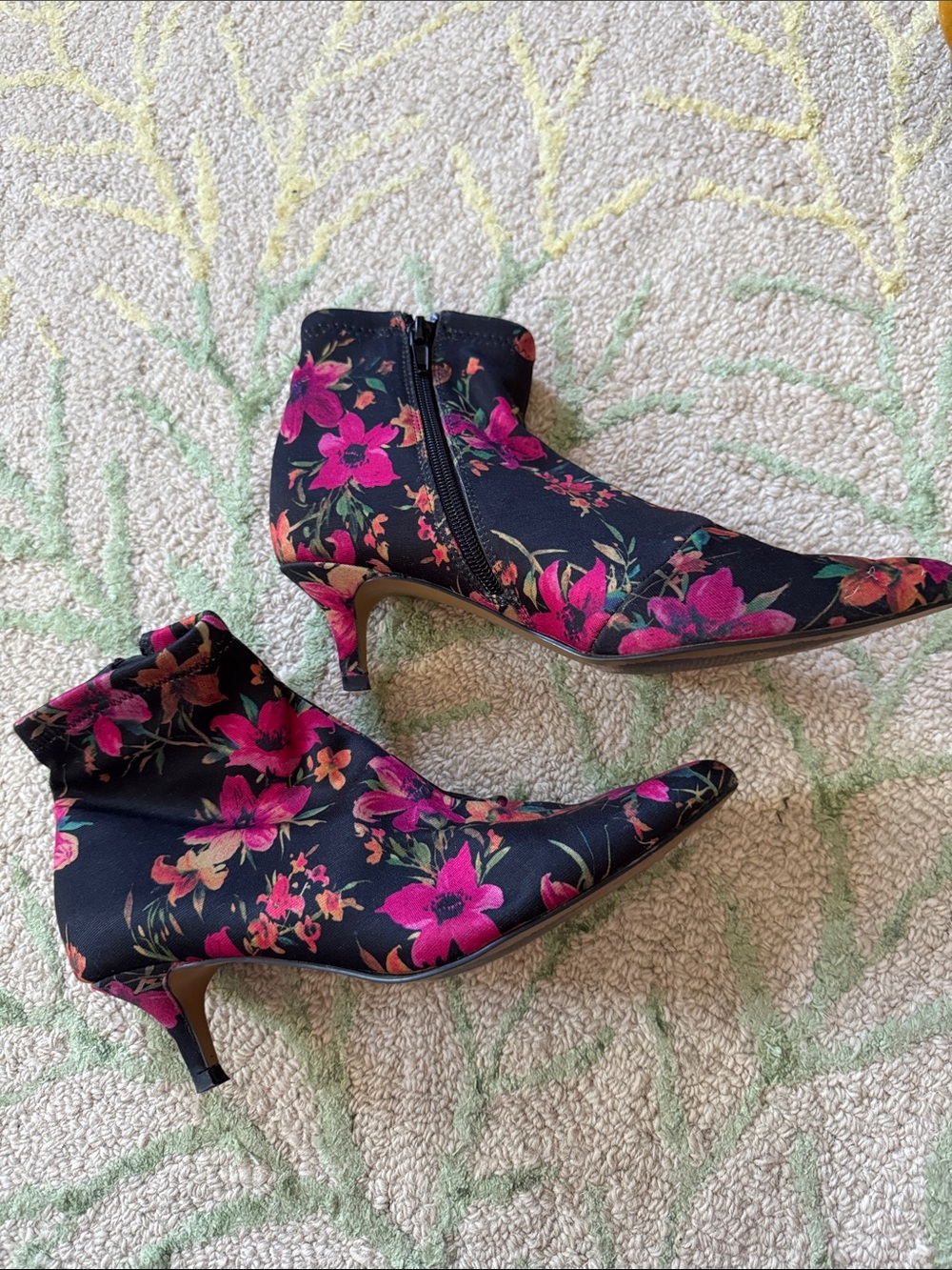 Betsy JOHNSON Verona neoprene floral kitten heel boots 6